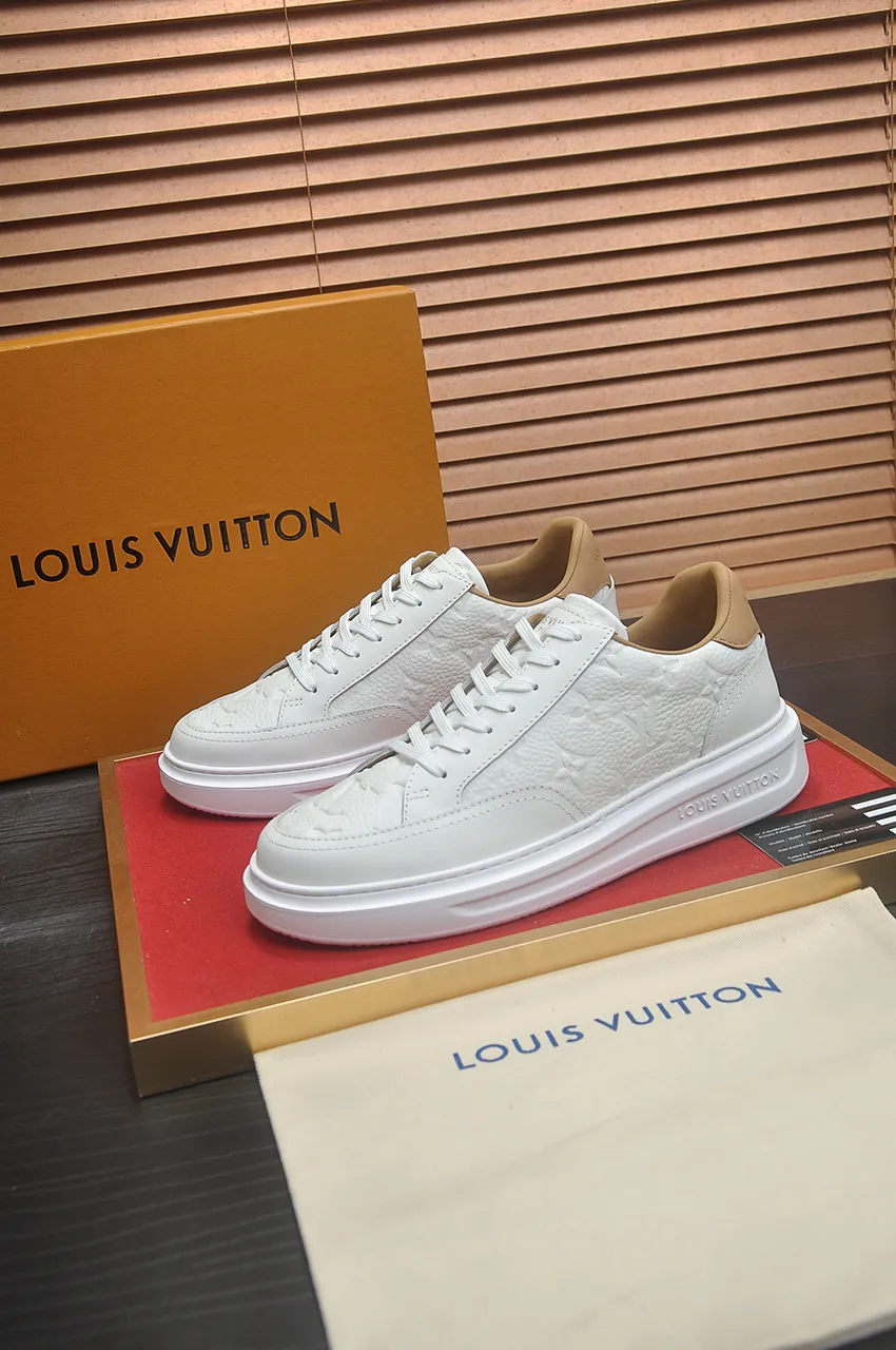 Men's men's shoes 💰640💶Original development, quality shipping, welcome to compare - LV sneaker series sports shoes introduce the loose silhouette of the ready-to-wear series into the spring and summer men's wear shows and make an eye-catching appearance. The cow leather upper is combined with rough fabric laces, and colorful beading highlights the brand's classic elements. LV letters mark the tongue and Monogram floral outsole. Mixed materials Made of top-grain cowhide, thick shoelace design, large Monogram print on the side, mesh lining and cotton feet, the comfort is as extreme as ever, premium heritage, quality first, worth owning! Size: Men’s 38-45 (45 is custom-made and cannot be returned or exchanged)